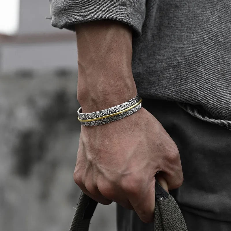 (1+1 GRATIS) Avian™ | Vintage geïnspireerde veren armband met Edgy Punk uitstraling